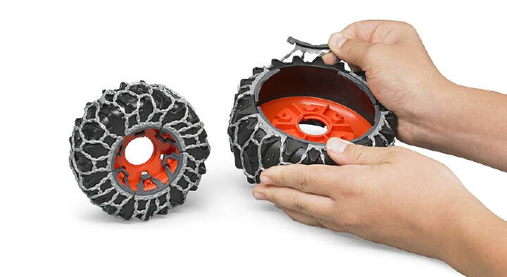 bruder Claas Axion 950 mit Schneeketten und Räumschild